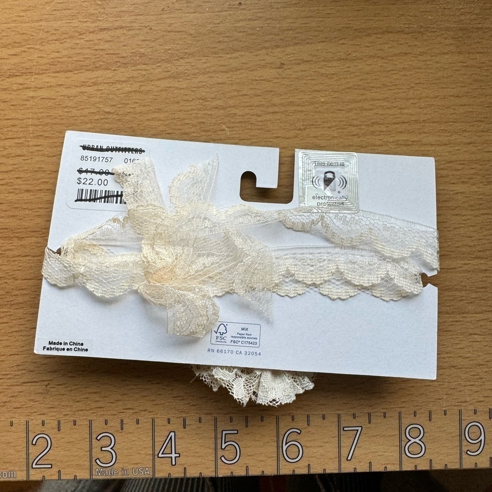 Urban Outfitters Lace Rosette Cream Choker Necklace - Picture 4 of 4